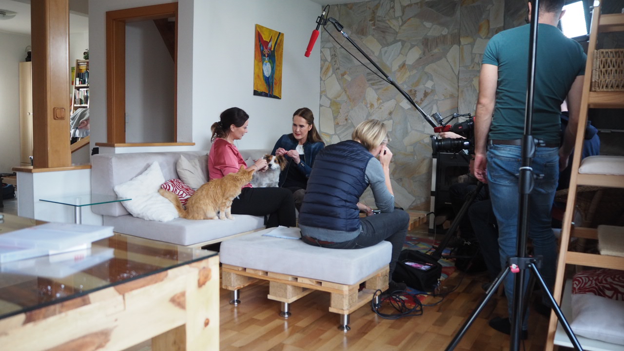 Maggie Entenfellner mit Petra Ott Orf Drehtag Katzenkörpersprache